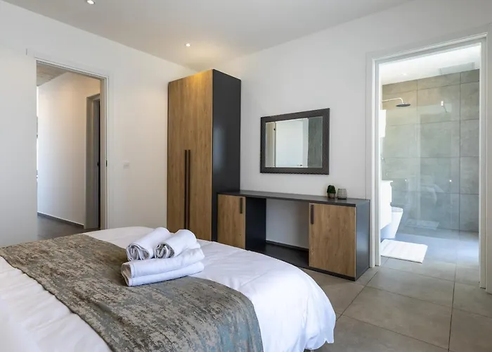 Seaside Luxury In St Julians * Pembroke